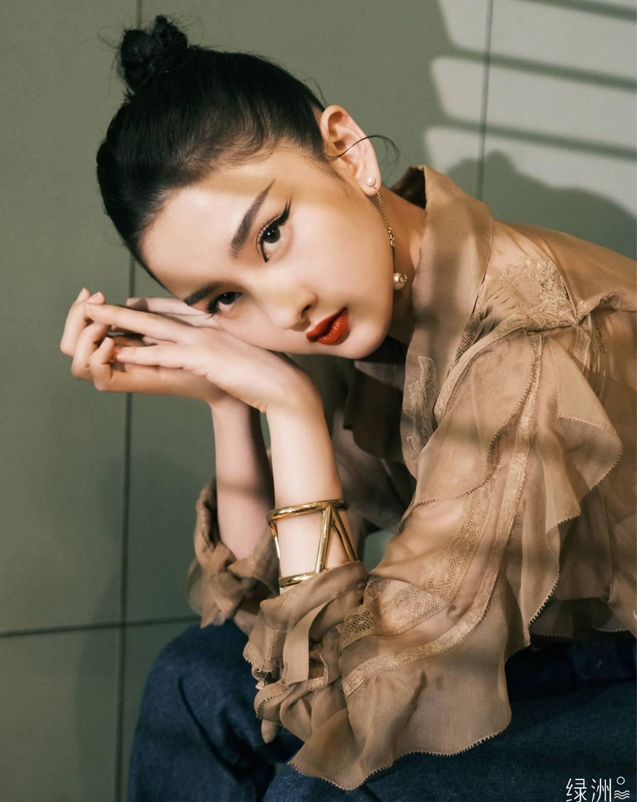 赵丽颖拍自然系大片挑战性感露肩礼服,冯提莫短发尽显中性之美