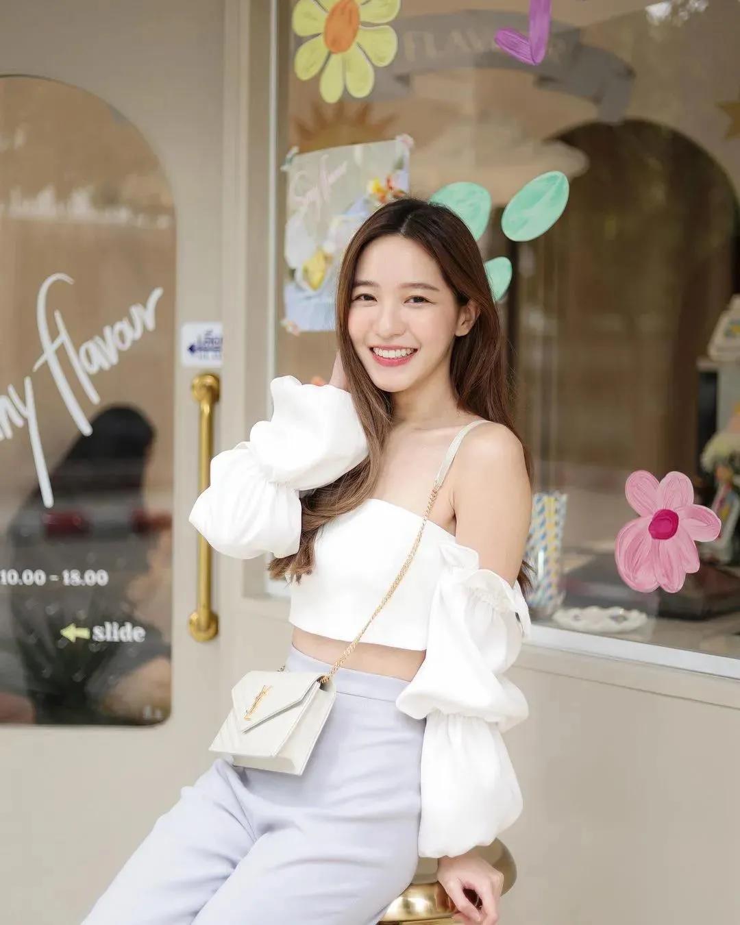 泰国小个子网红美女把露胸装穿得气质又时尚,真是又纯又欲!