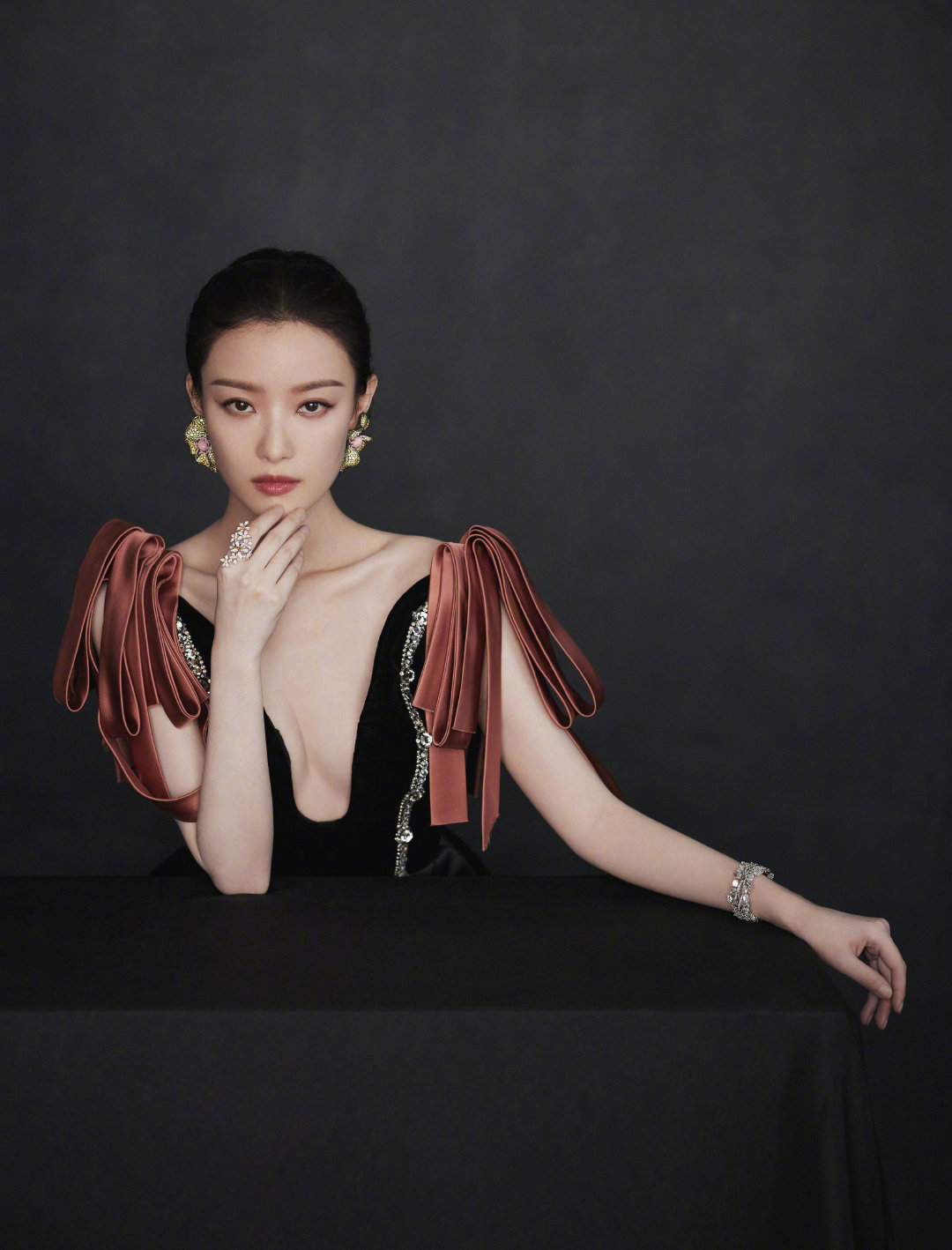 红毯霸主倪妮深V黑裙大秀锁骨,网友:连脚趾都美