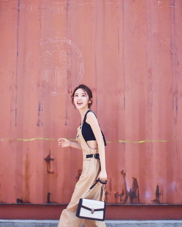 唐艺昕松散刘海加上治愈系笑容,少女身影融化我的心