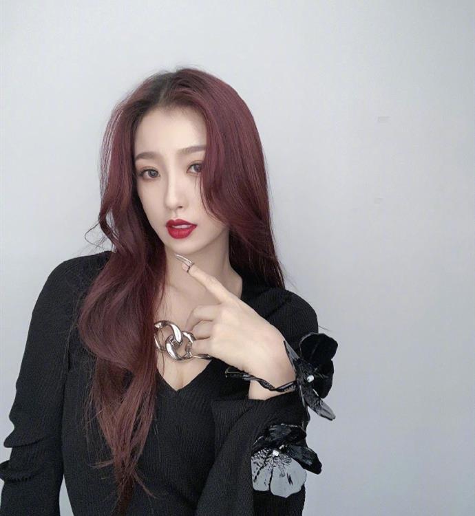 虞书欣穿黑色西装配大波浪发型，贵气十足