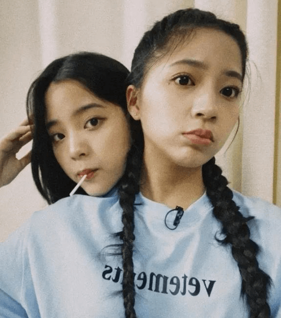 欧阳娜娜自己露腿让妹妹穿长裤,姿势太抢镜