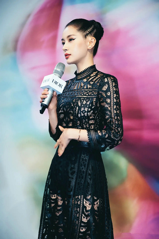 王子文穿360度镂空衣服 身材1.7米既视感