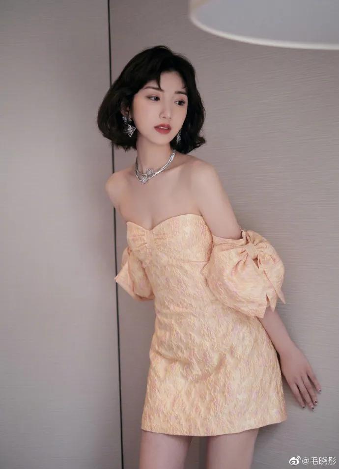毛晓彤穿吊带黄衣大秀事业线!肤白貌美性感撩人