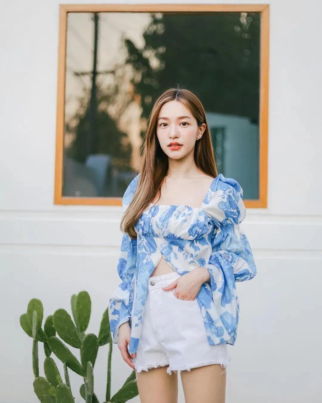 泰国小个子网红美女把露胸装穿得气质又时尚,真是又纯又欲!