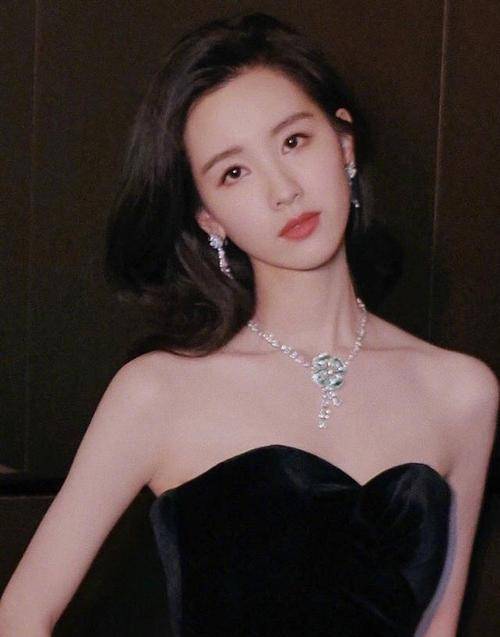 从“校花”进阶成“毯星”,陈都灵的气质网红做梦也整不出来