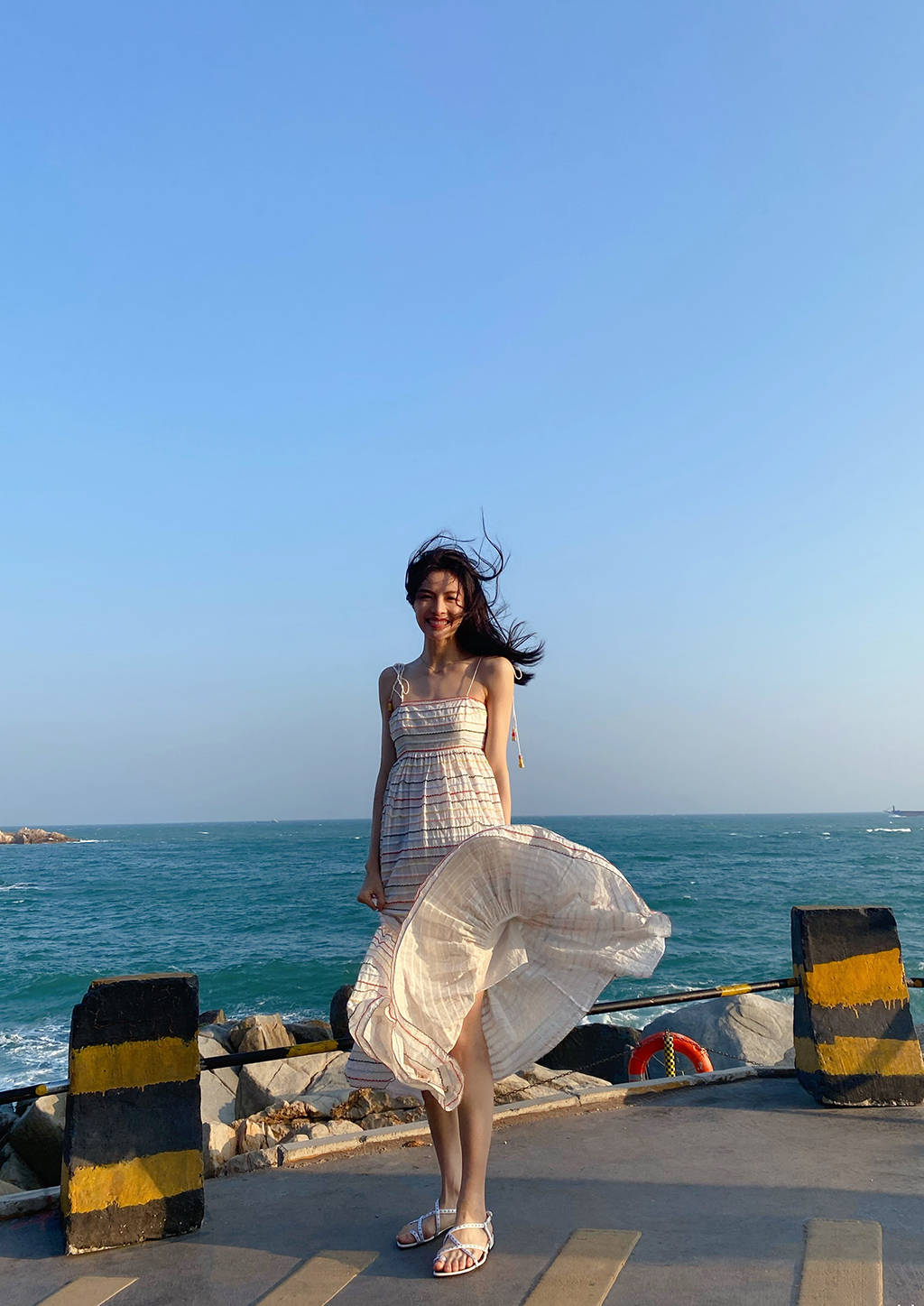 为什么时尚圈都钟爱钟楚曦，看她这几套夏日吊带裙装瞬间秒懂