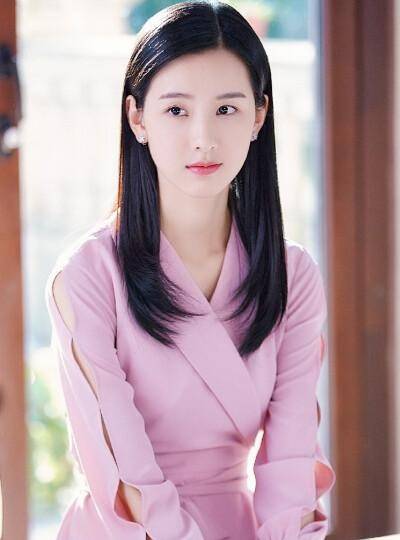 从“校花”进阶成“毯星”,陈都灵的气质网红做梦也整不出来