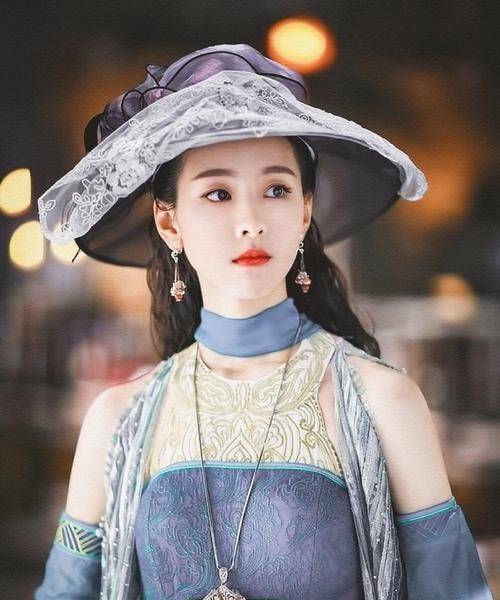 从“校花”进阶成“毯星”,陈都灵的气质网红做梦也整不出来