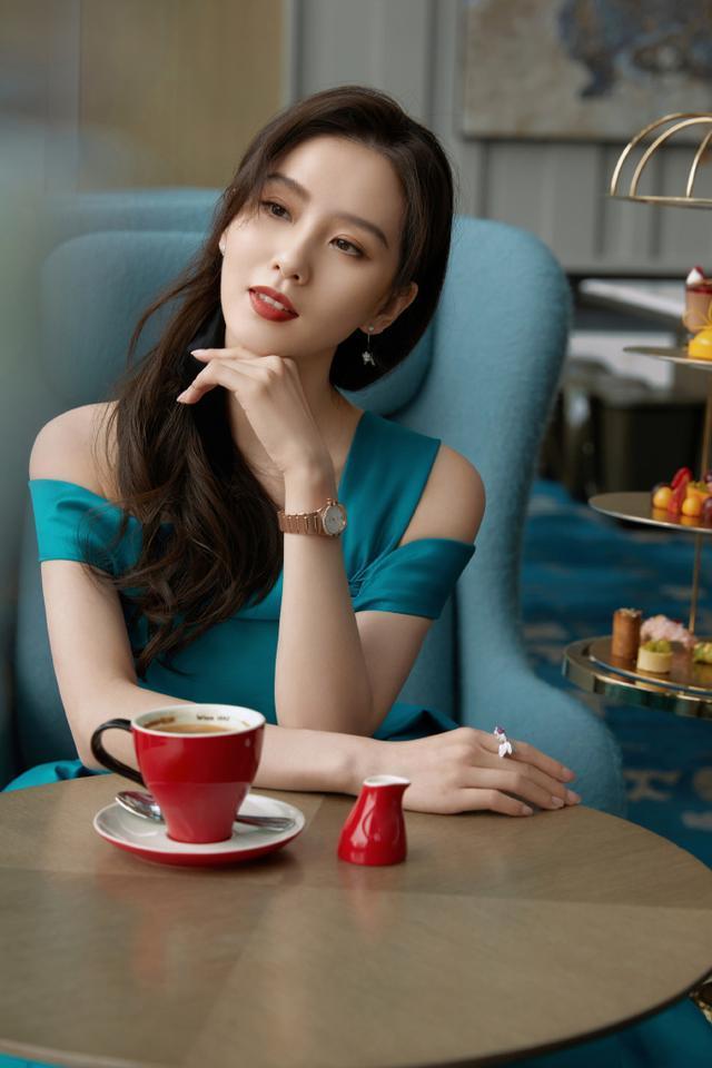 刘诗诗穿一字裙肩部打个结，不耽误秀天鹅颈贵气十足