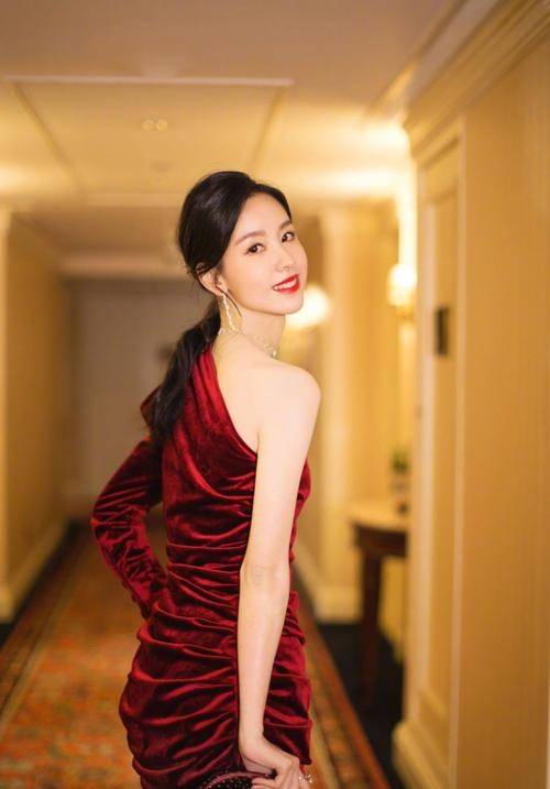 从“校花”进阶成“毯星”,陈都灵的气质网红做梦也整不出来