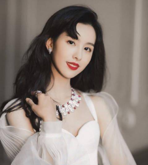 从“校花”进阶成“毯星”,陈都灵的气质网红做梦也整不出来