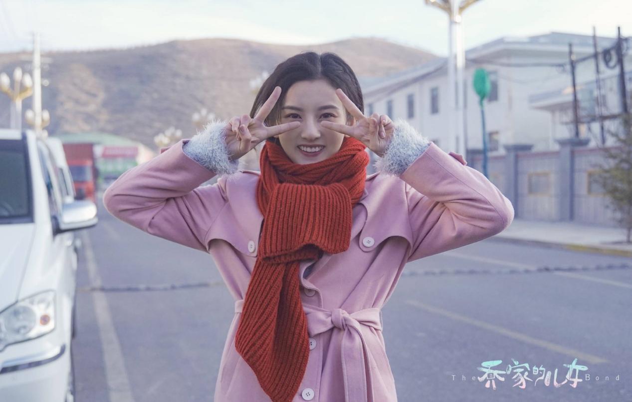 宋祖儿化身复古名伶，背靠沙发姿势好撩人