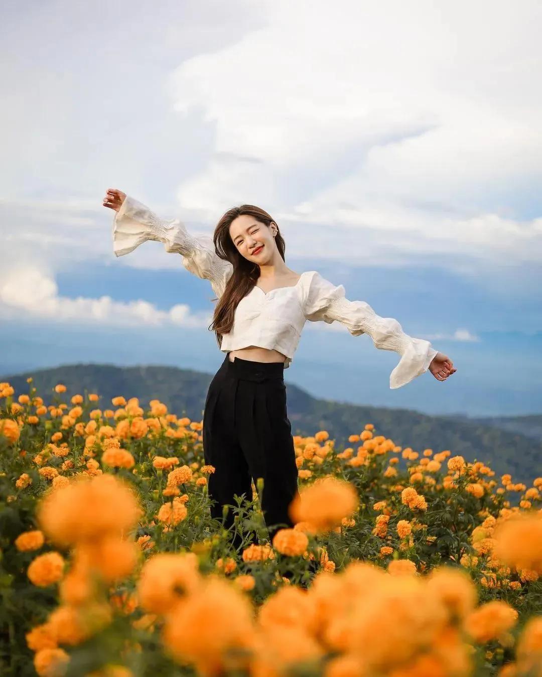 泰国小个子网红美女把露胸装穿得气质又时尚,真是又纯又欲!