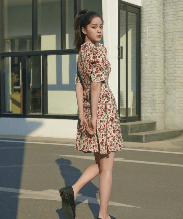 欧阳娜娜自己露腿让妹妹穿长裤,姿势太抢镜