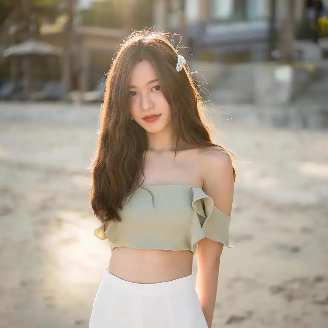泰国小个子网红美女把露胸装穿得气质又时尚,真是又纯又欲!