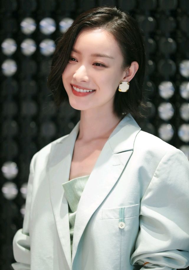 倪妮最新西装穿搭造型太撩人,气质又减龄