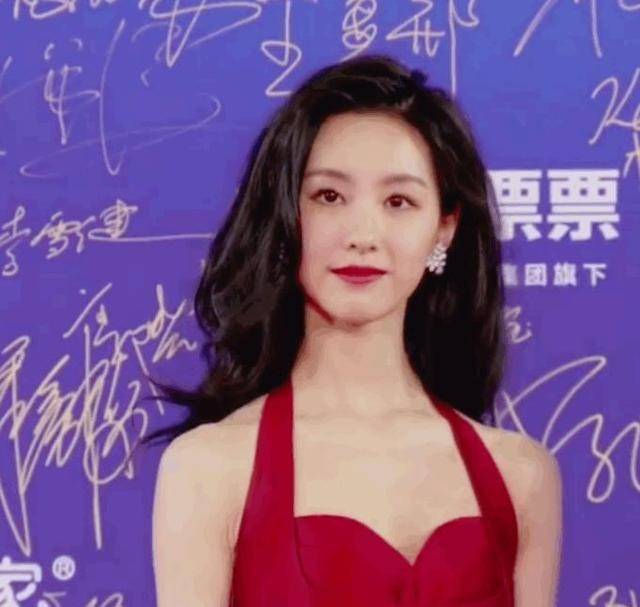 从“校花”进阶成“毯星”,陈都灵的气质网红做梦也整不出来