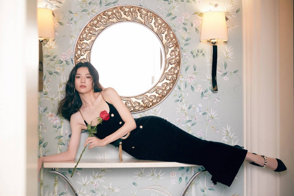 为什么时尚圈都钟爱钟楚曦，看她这几套夏日吊带裙装瞬间秒懂