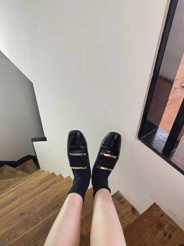 欧阳娜娜晒街拍美照 发迷惑数字网友众说纷纭