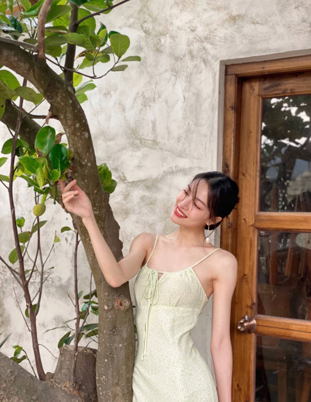 为什么时尚圈都钟爱钟楚曦，看她这几套夏日吊带裙装瞬间秒懂