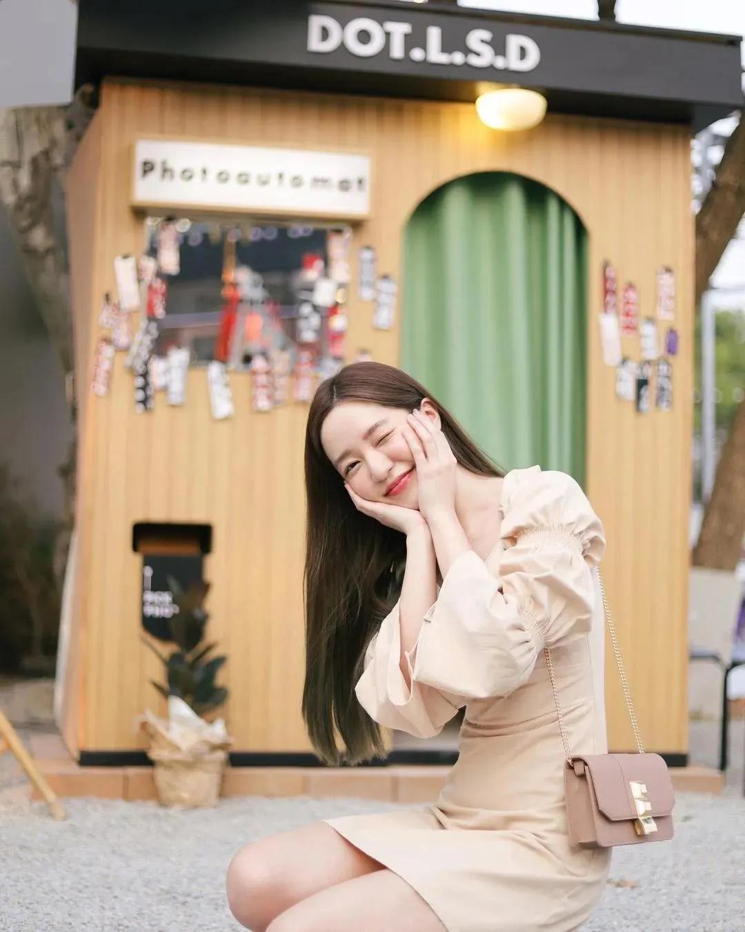 泰国小个子网红美女把露胸装穿得气质又时尚,真是又纯又欲!