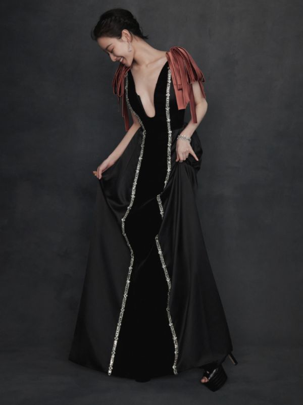 倪妮成“内娱最敢穿女星”？V领裙开到腰部一般人驾驭不了