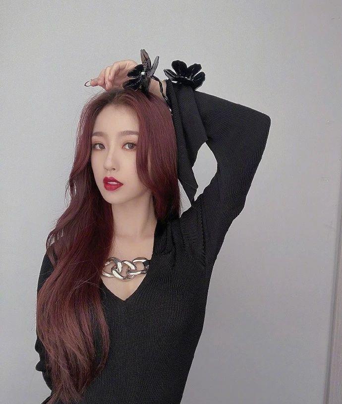 虞书欣穿黑色西装配大波浪发型，贵气十足