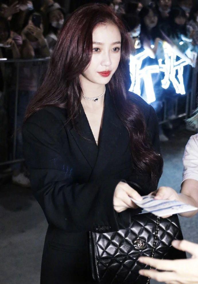 虞书欣穿黑色西装配大波浪发型，贵气十足