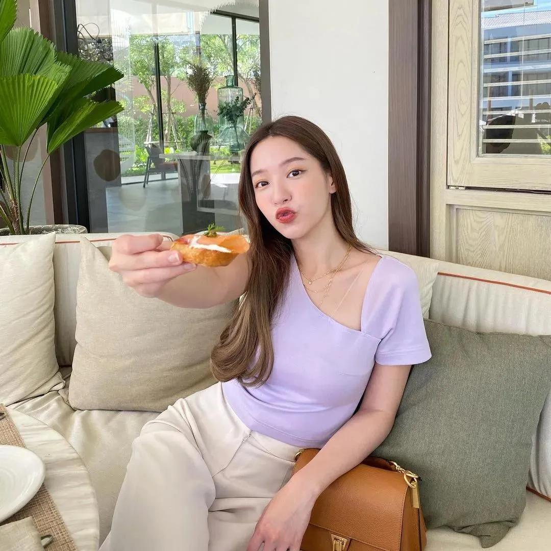 泰国小个子网红美女把露胸装穿得气质又时尚,真是又纯又欲!