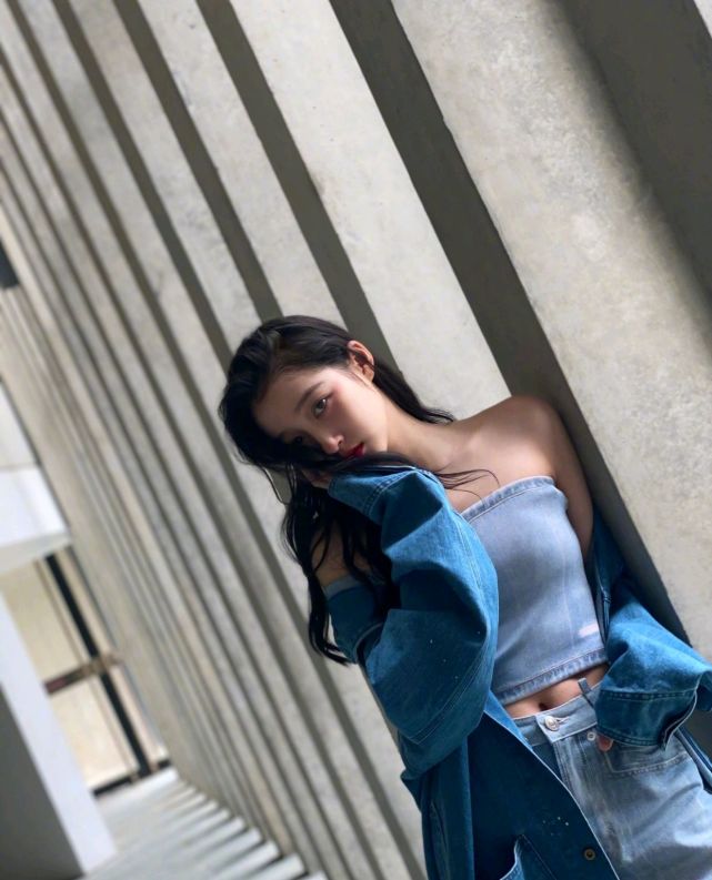 关晓彤最新穿搭轻松驾驭抹胸牛仔上衣,活力十足