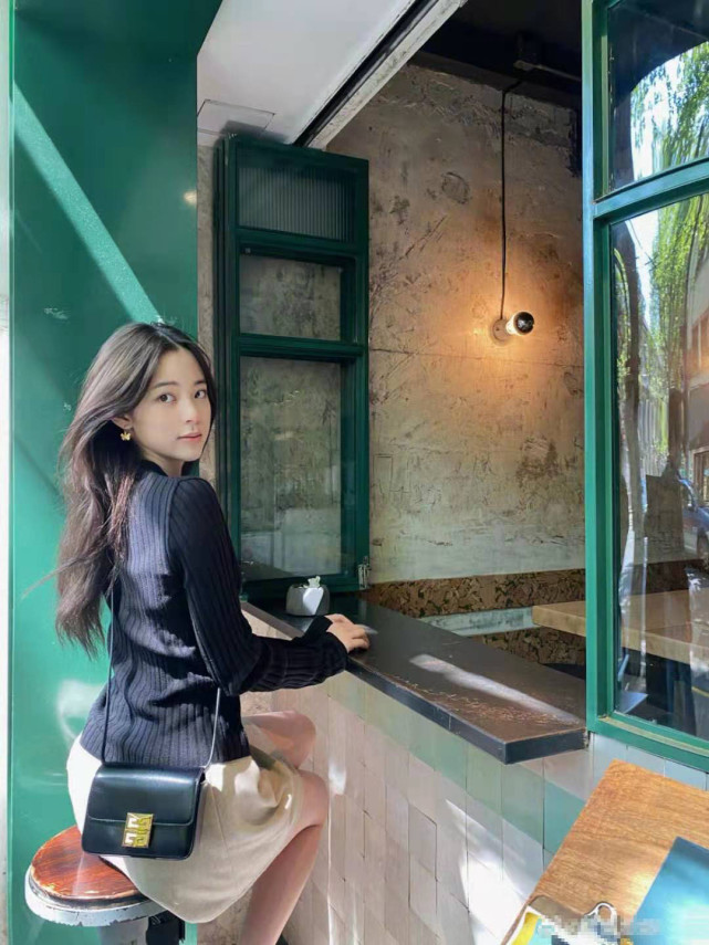 欧阳娜娜晒街拍美照 发迷惑数字网友众说纷纭