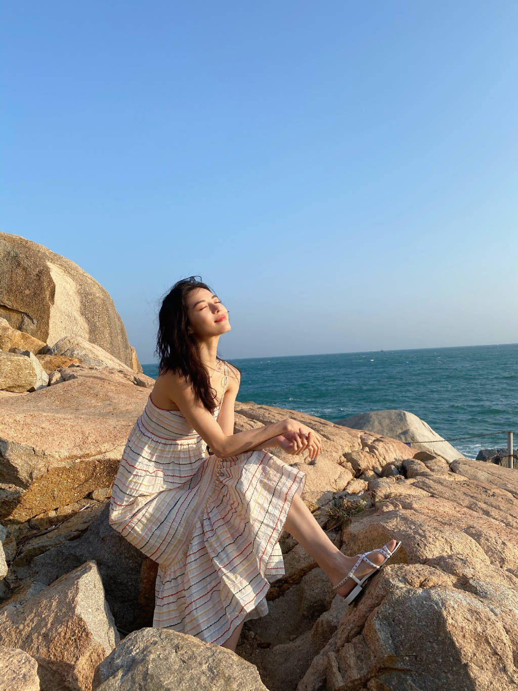 为什么时尚圈都钟爱钟楚曦，看她这几套夏日吊带裙装瞬间秒懂