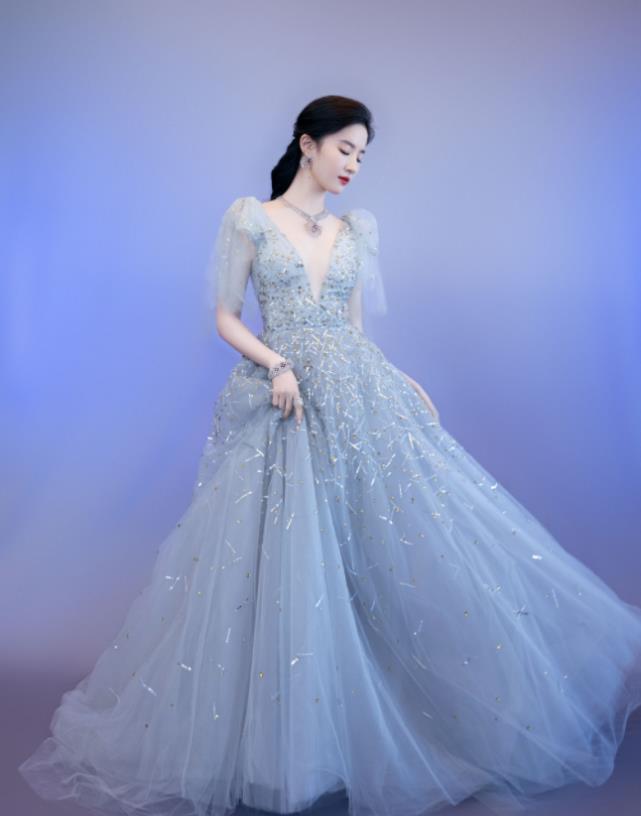 刘亦菲颜值巅峰:大红抹胸蓬纱裙秀完美身材,真正的“在逃公主”