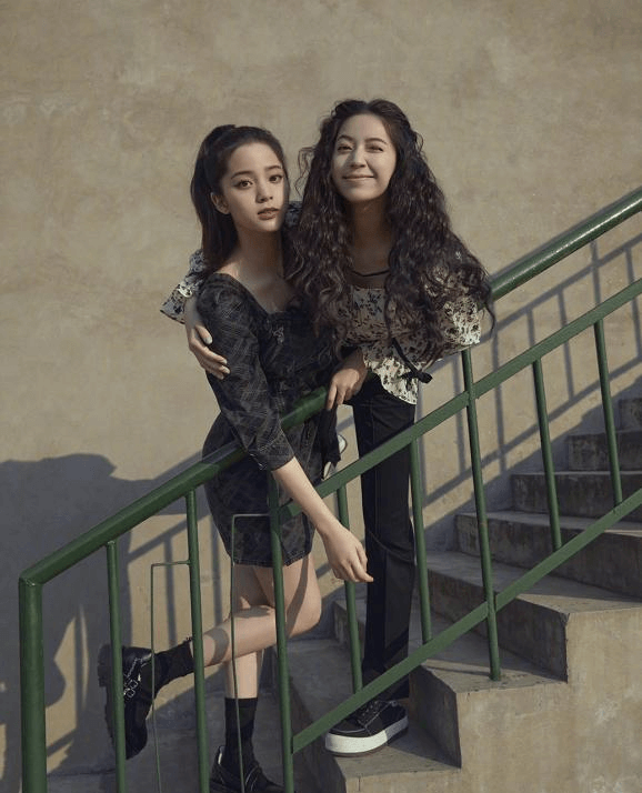 欧阳娜娜自己露腿让妹妹穿长裤,姿势太抢镜