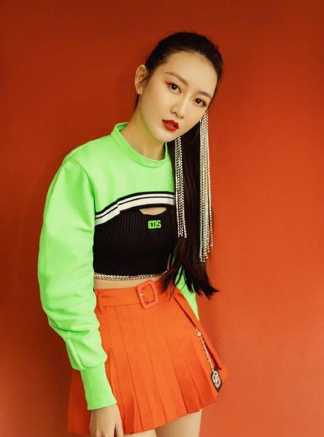 王鸥也要C位出道?穿亮绿色短上衣出镜,这发型我给100分