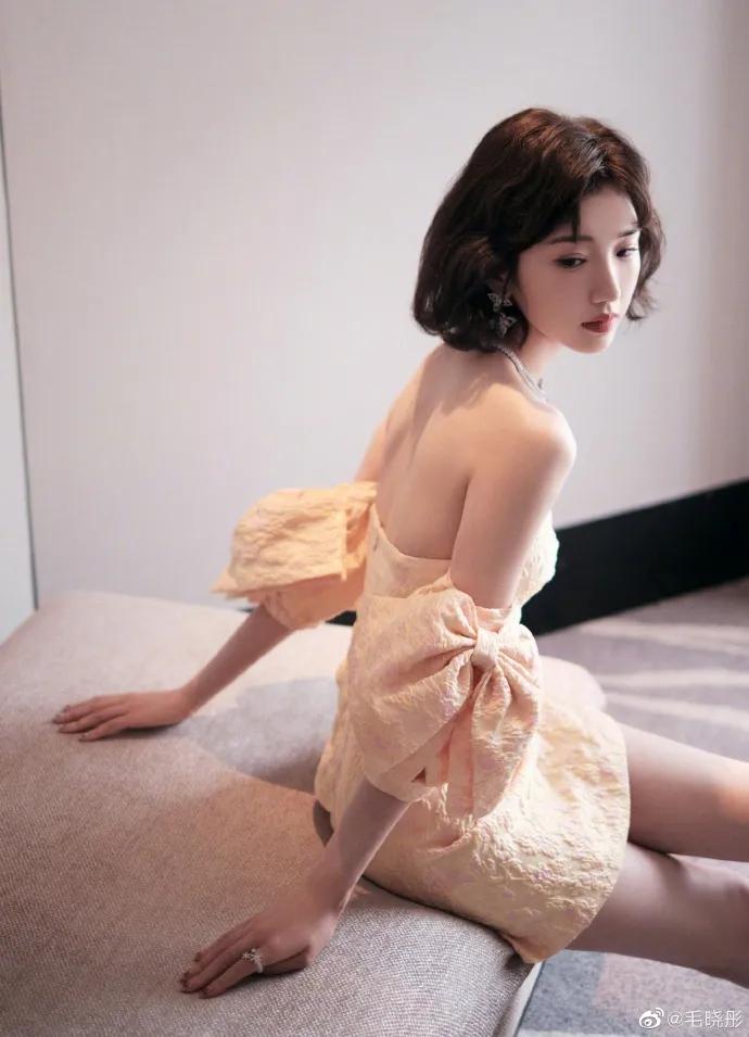 毛晓彤穿吊带黄衣大秀事业线!肤白貌美性感撩人