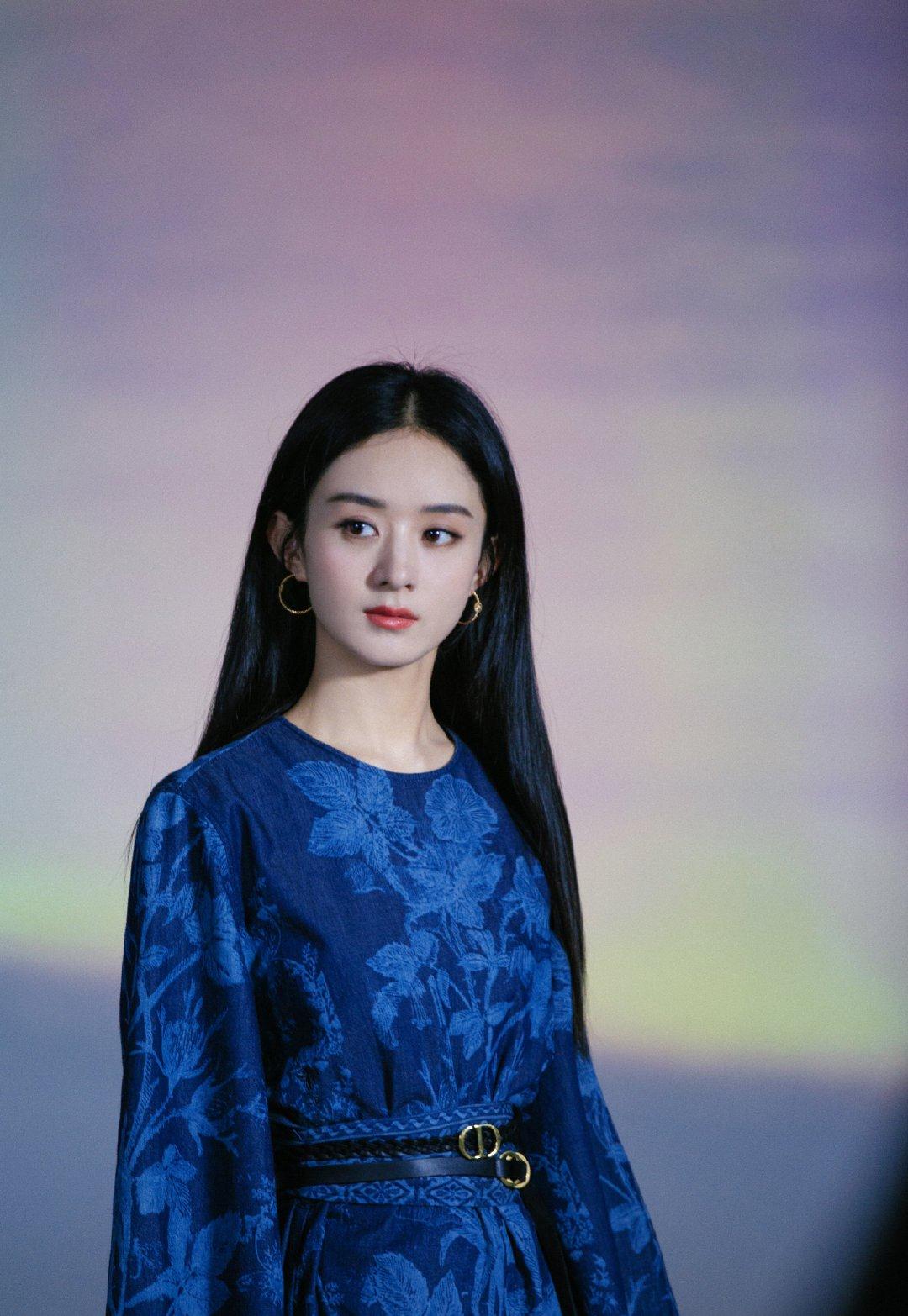 赵丽颖拍自然系大片挑战性感露肩礼服,冯提莫短发尽显中性之美