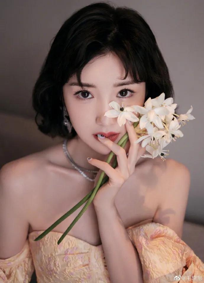 毛晓彤穿吊带黄衣大秀事业线!肤白貌美性感撩人