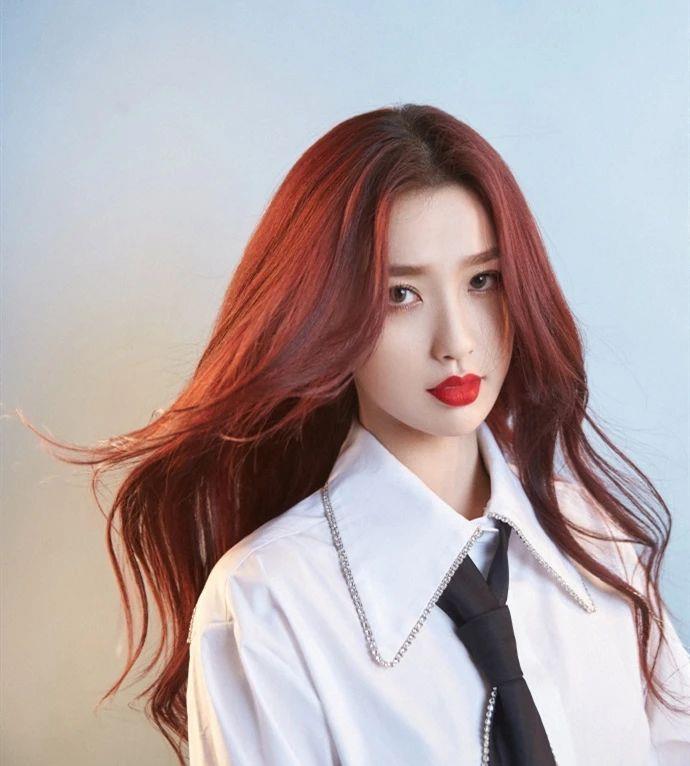 虞书欣穿黑色西装配大波浪发型，贵气十足