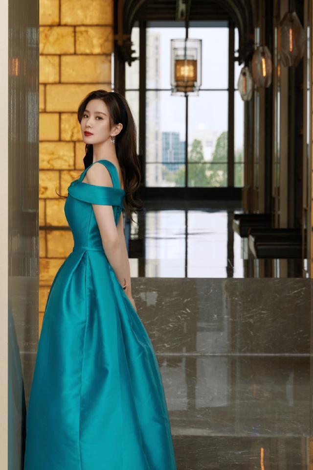 刘诗诗穿一字裙肩部打个结，不耽误秀天鹅颈贵气十足