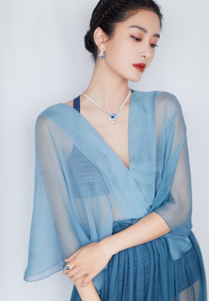 杨采钰轻薄网纱尽显身材,红毯上大杀四方