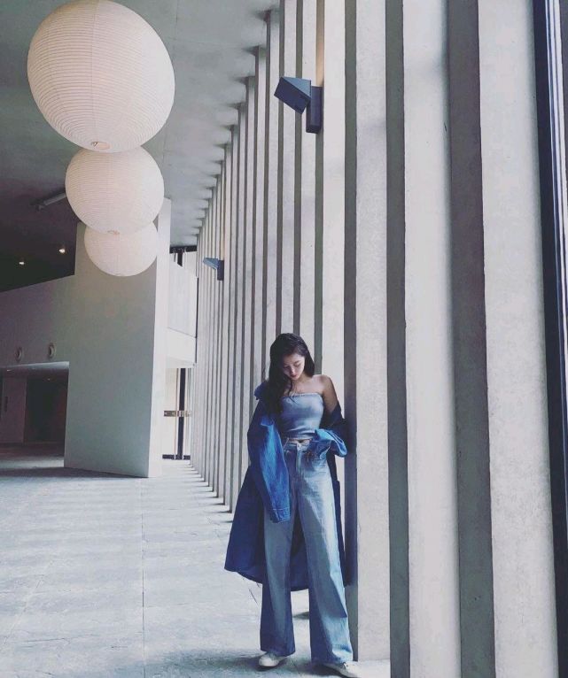 关晓彤最新穿搭轻松驾驭抹胸牛仔上衣,活力十足