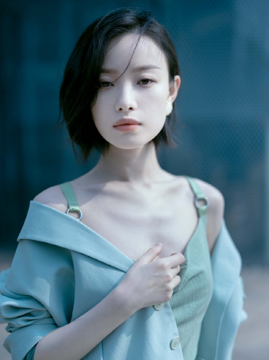 倪妮薄荷绿西装配开叉短裙,这气质太美了