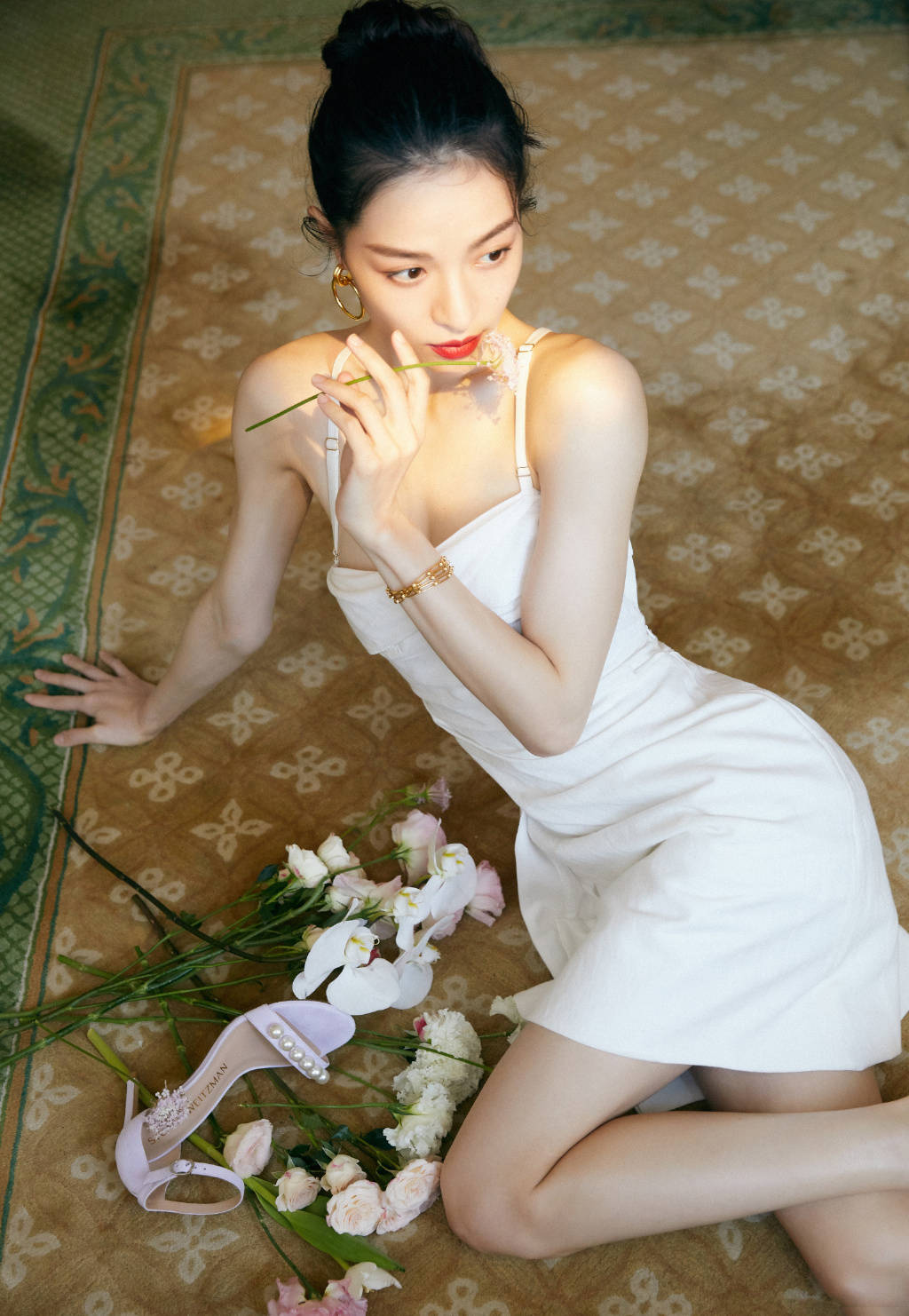 为什么时尚圈都钟爱钟楚曦，看她这几套夏日吊带裙装瞬间秒懂