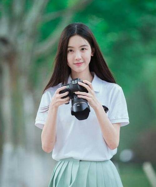 从“校花”进阶成“毯星”,陈都灵的气质网红做梦也整不出来