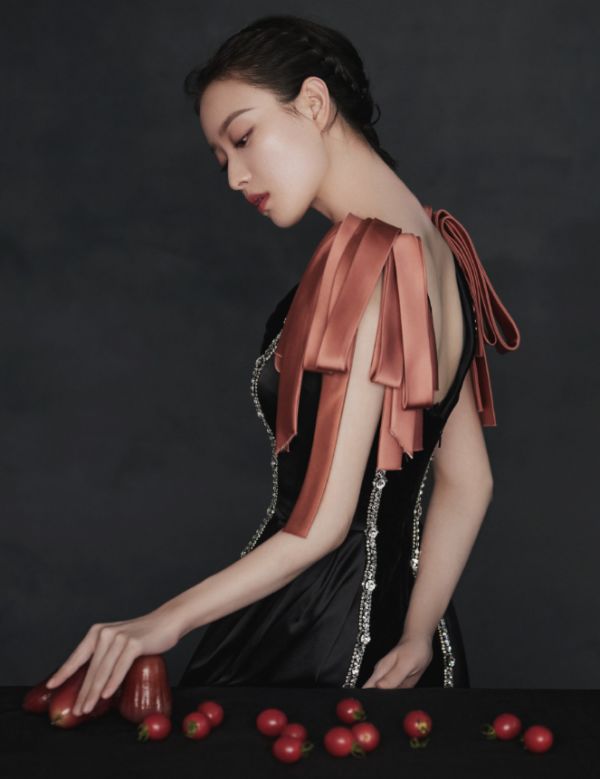 倪妮成“内娱最敢穿女星”？V领裙开到腰部一般人驾驭不了