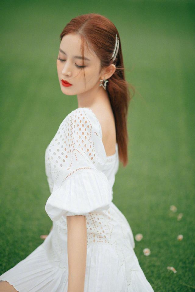 古力娜扎拿浴巾当反光板，小白裙配小白鞋效果惊艳