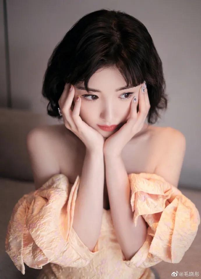 毛晓彤穿吊带黄衣大秀事业线!肤白貌美性感撩人