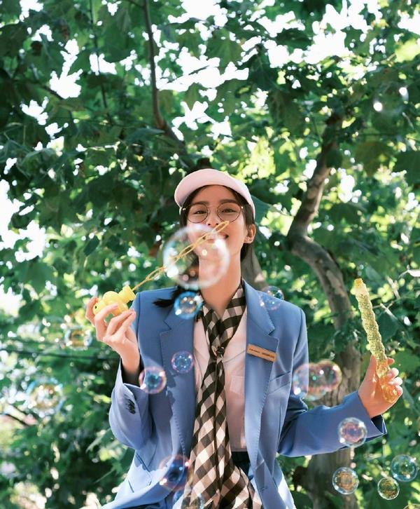 刘诗诗初秋大片曝光,不同衬衫不同搭配完美演绎都市丽人